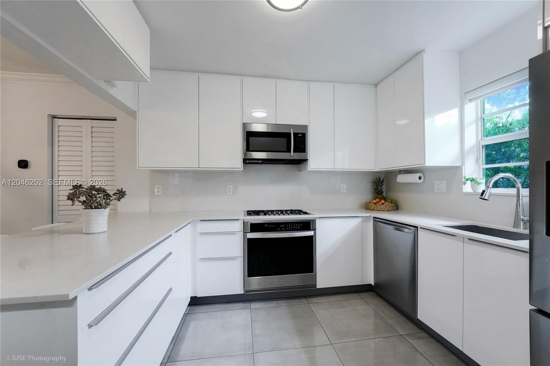 На продажу: $1,699,000 (3 спален, 2 ванн, 1704 Квадратных фут)