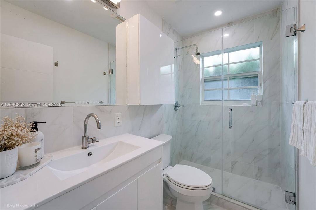 На продажу: $1,699,000 (3 спален, 2 ванн, 1704 Квадратных фут)