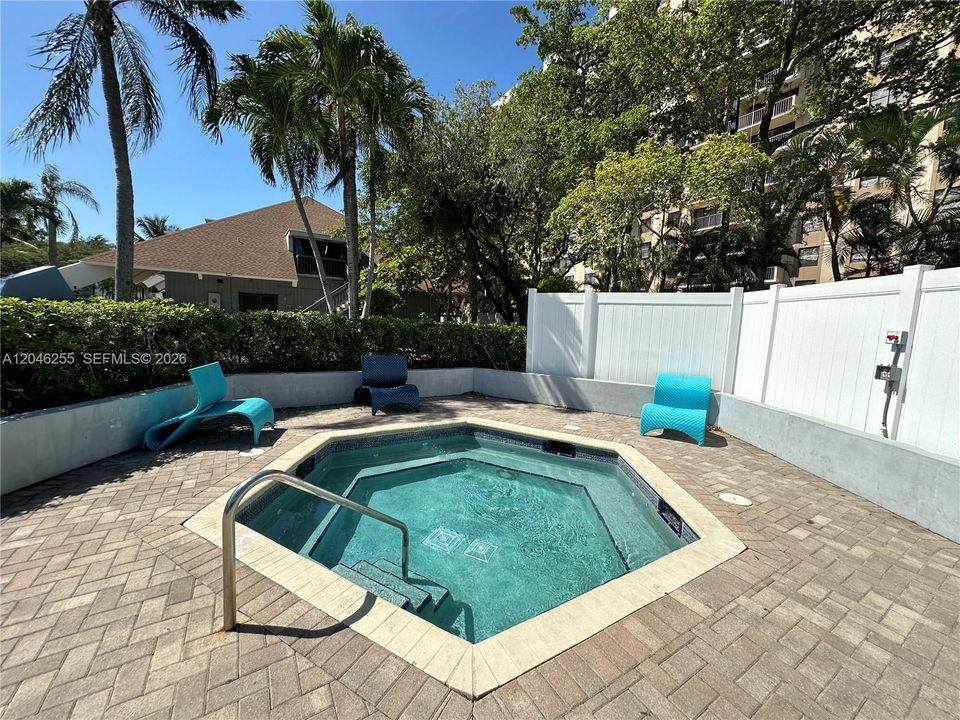 For Sale: $158,000 (1 beds, 1 baths, 782 Square Feet)
