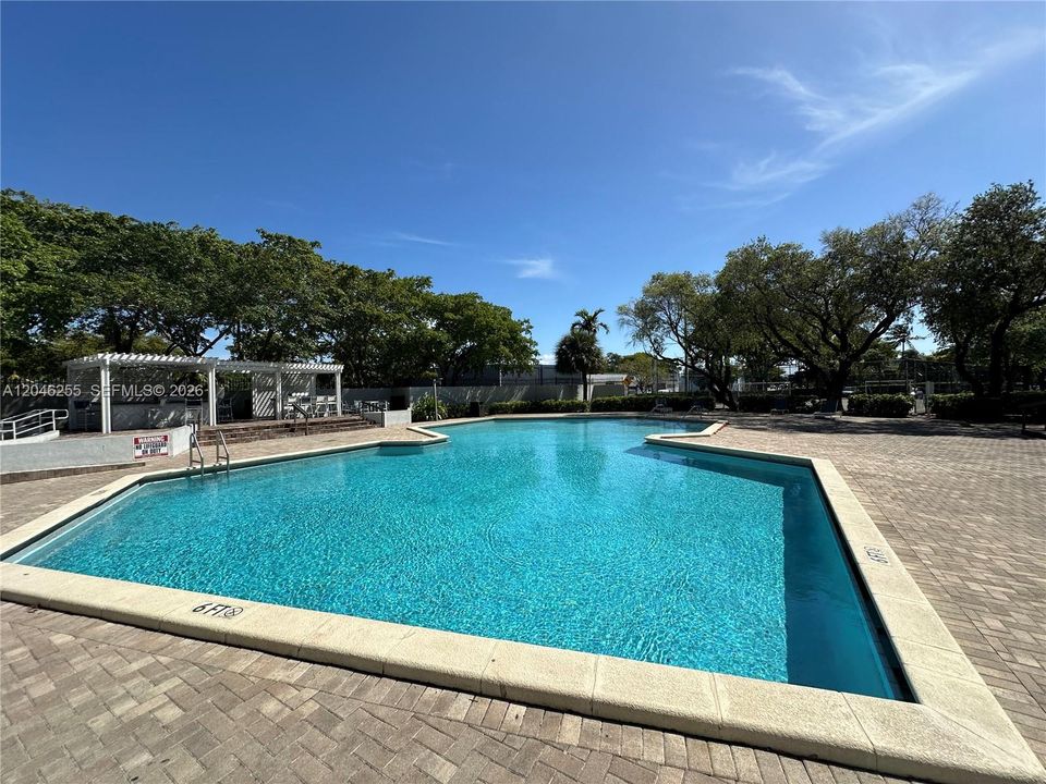 For Sale: $158,000 (1 beds, 1 baths, 782 Square Feet)