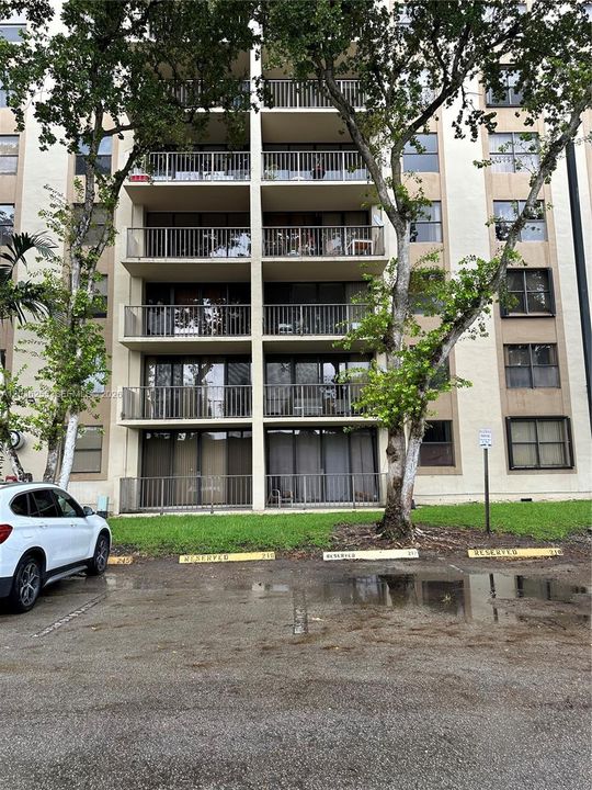 For Sale: $158,000 (1 beds, 1 baths, 782 Square Feet)