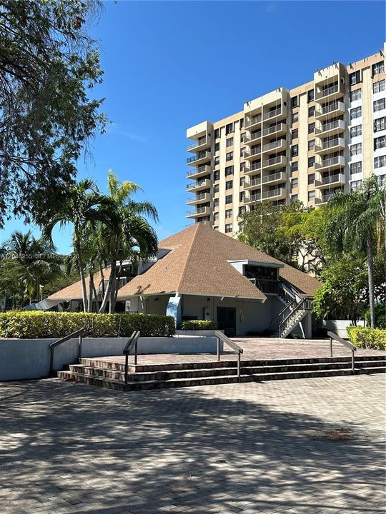 For Sale: $158,000 (1 beds, 1 baths, 782 Square Feet)