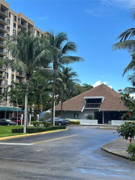For Sale: $158,000 (1 beds, 1 baths, 782 Square Feet)