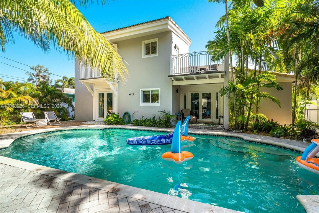 En Venta: $964,900 (3 camas, 3 baños, 2496 Pies cuadrados)
