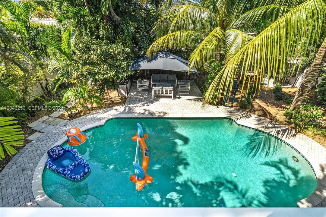En Venta: $964,900 (3 camas, 3 baños, 2496 Pies cuadrados)
