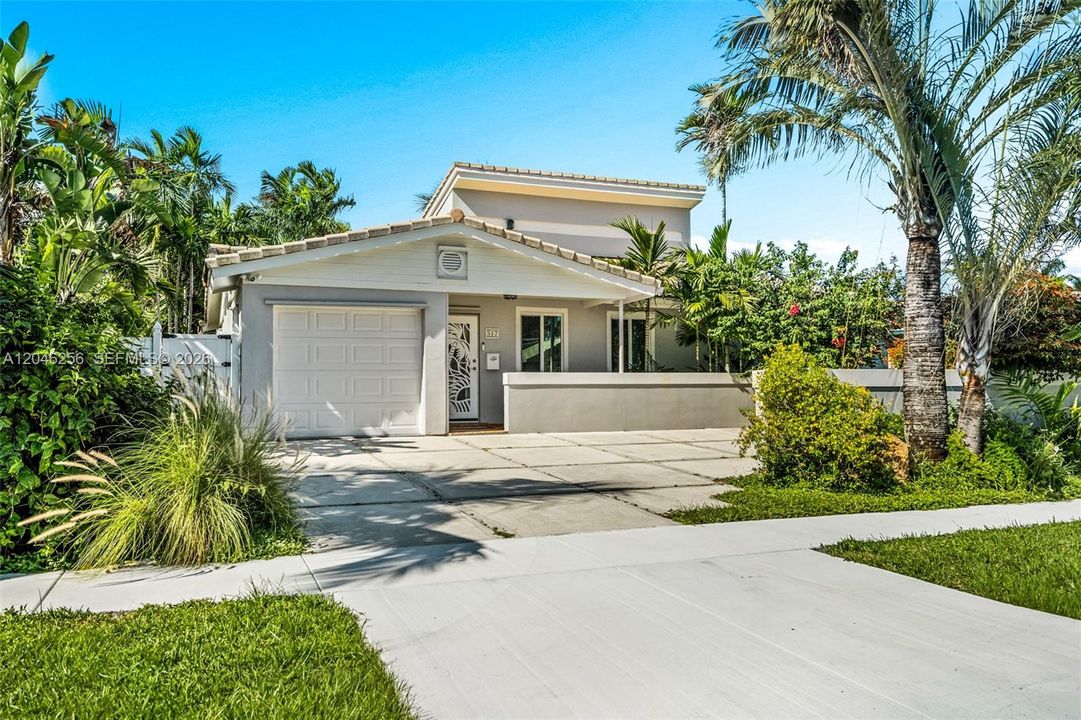 En Venta: $964,900 (3 camas, 3 baños, 2496 Pies cuadrados)