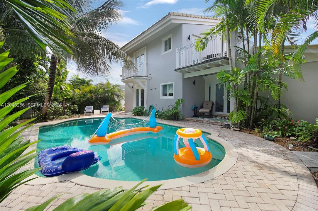 En Venta: $964,900 (3 camas, 3 baños, 2496 Pies cuadrados)