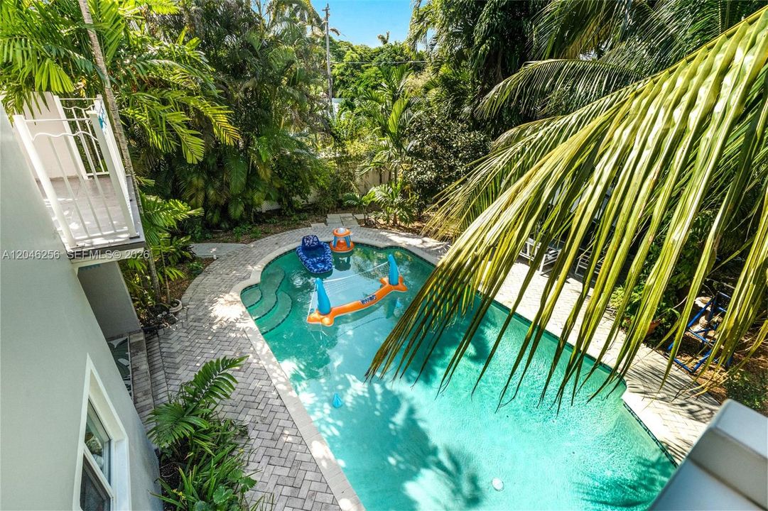 En Venta: $964,900 (3 camas, 3 baños, 2496 Pies cuadrados)