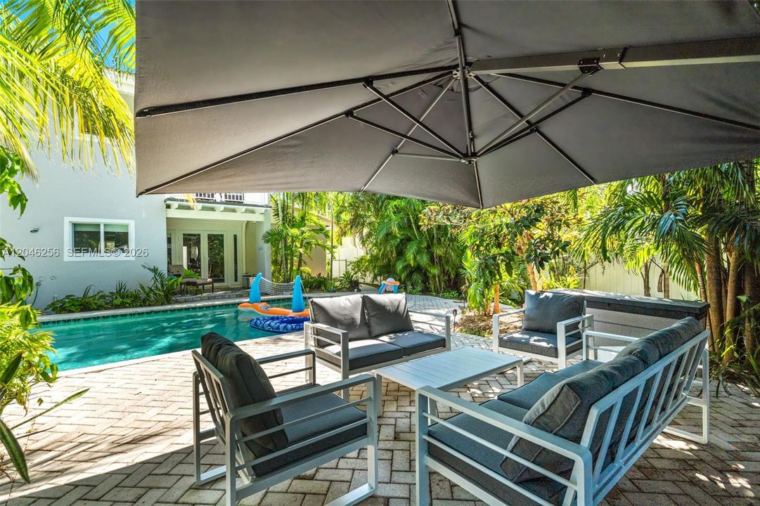 En Venta: $964,900 (3 camas, 3 baños, 2496 Pies cuadrados)