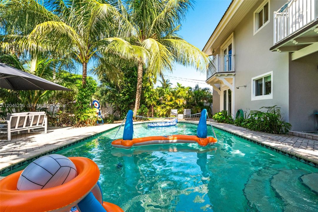 En Venta: $964,900 (3 camas, 3 baños, 2496 Pies cuadrados)
