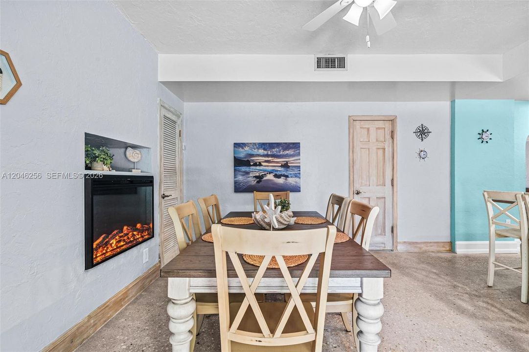 En Venta: $964,900 (3 camas, 3 baños, 2496 Pies cuadrados)