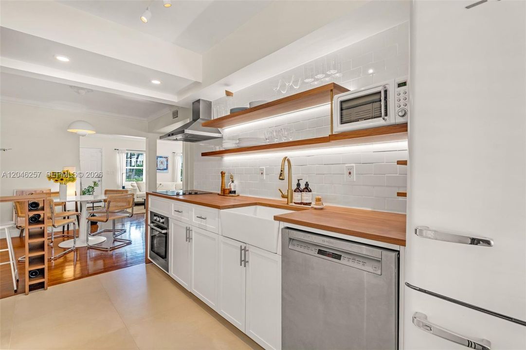 For Rent: $3,200 (1 beds, 1 baths, 660 Square Feet)