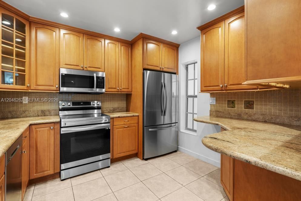 For Rent: $2,350 (2 beds, 2 baths, 1112 Square Feet)