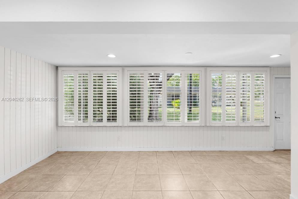 For Rent: $2,350 (2 beds, 2 baths, 1112 Square Feet)