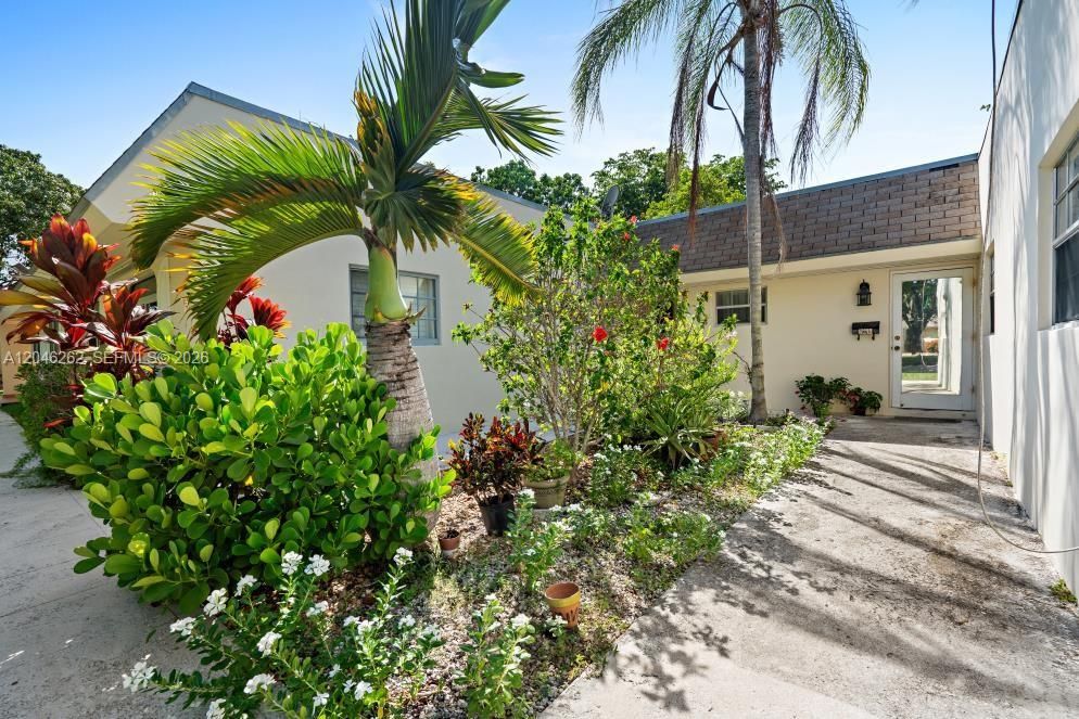 For Rent: $2,350 (2 beds, 2 baths, 1112 Square Feet)