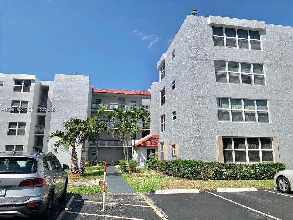 For Rent: $1,900 (2 beds, 2 baths, 775 Square Feet)