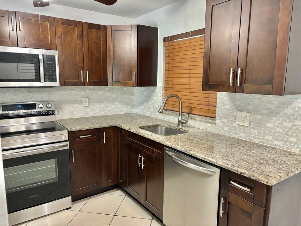 For Rent: $1,900 (2 beds, 2 baths, 775 Square Feet)