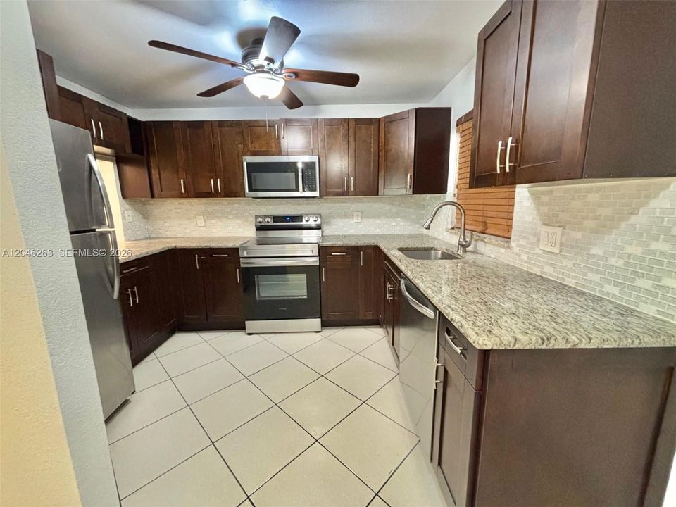 For Rent: $1,900 (2 beds, 2 baths, 775 Square Feet)