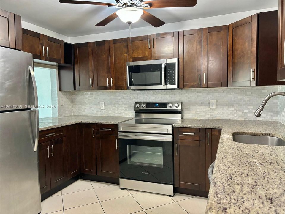 For Rent: $1,900 (2 beds, 2 baths, 775 Square Feet)