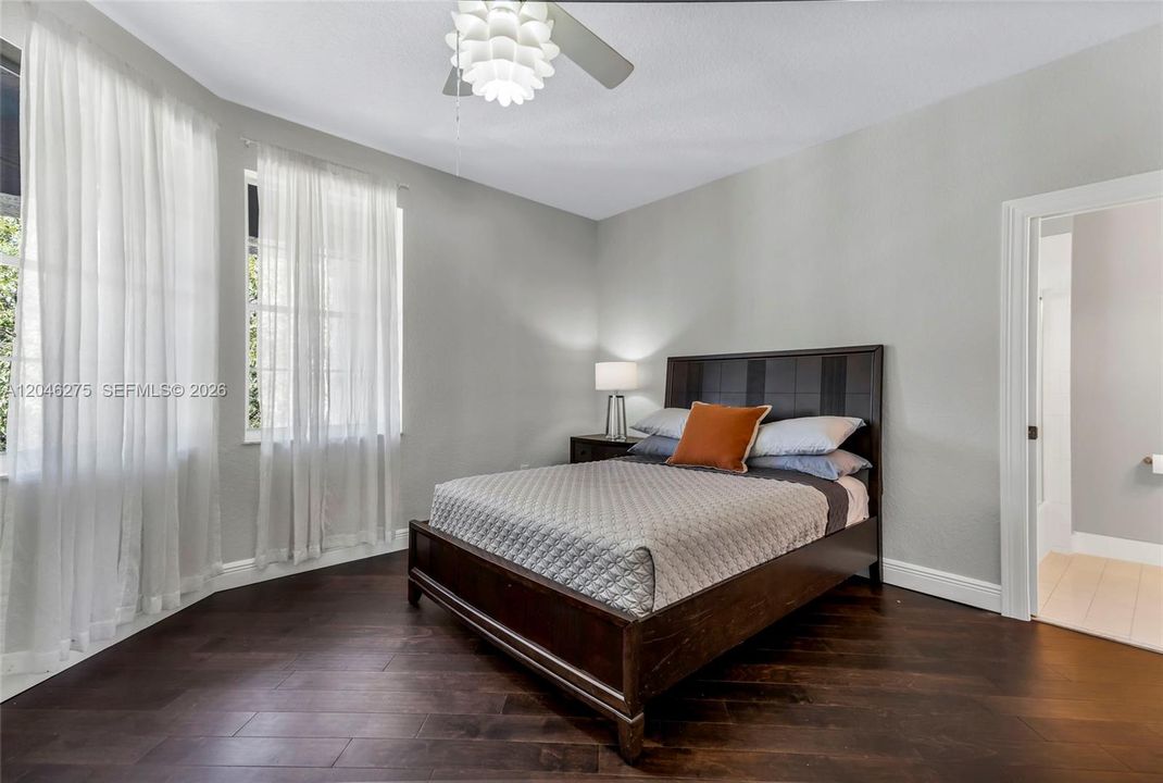 En Venta: $1,895,000 (5 camas, 4 baños, 4264 Pies cuadrados)