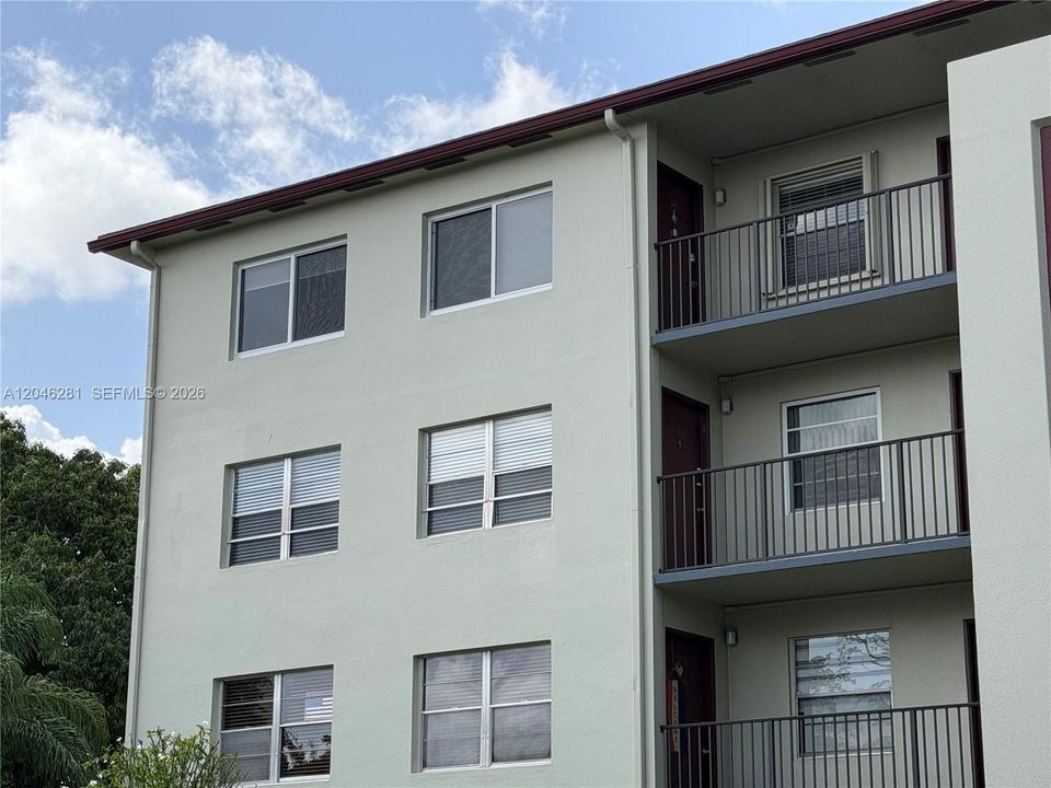 For Sale: $270,000 (2 beds, 2 baths, 1166 Square Feet)