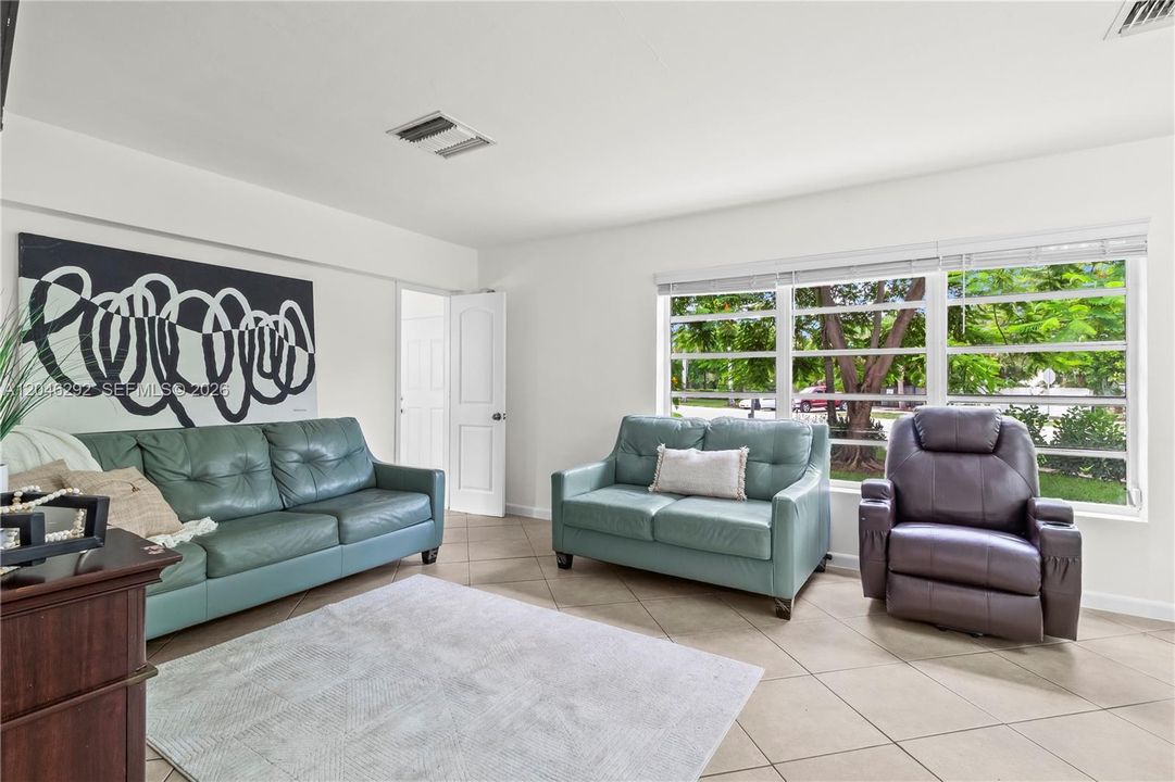 For Rent: $3,300 (3 beds, 3 baths, 1200 Square Feet)