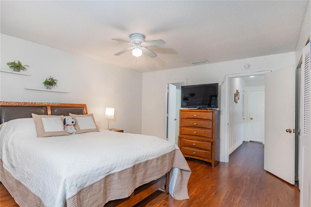 For Sale: $295,000 (2 beds, 2 baths, 1214 Square Feet)