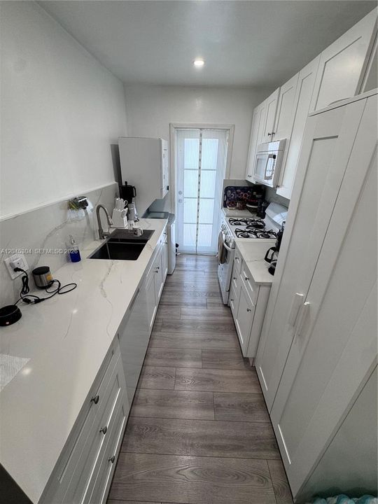 For Sale: $280,000 (1 beds, 1 baths, 620 Square Feet)