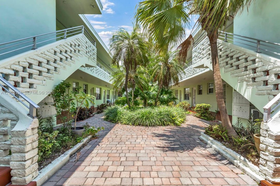 For Sale: $280,000 (1 beds, 1 baths, 620 Square Feet)