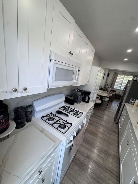 For Sale: $280,000 (1 beds, 1 baths, 620 Square Feet)