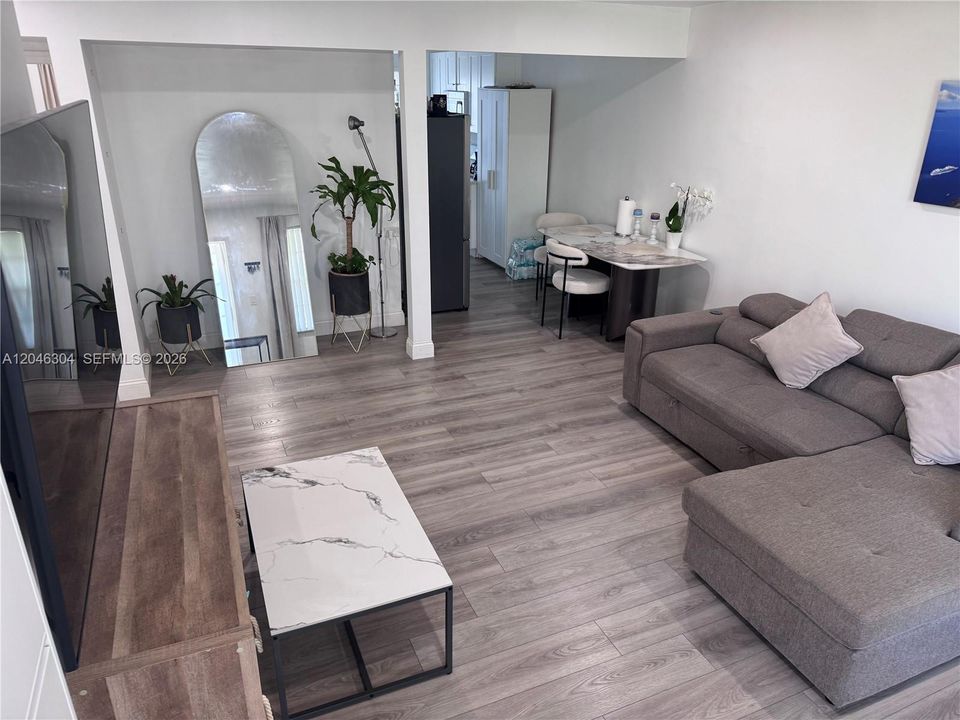 For Sale: $280,000 (1 beds, 1 baths, 620 Square Feet)