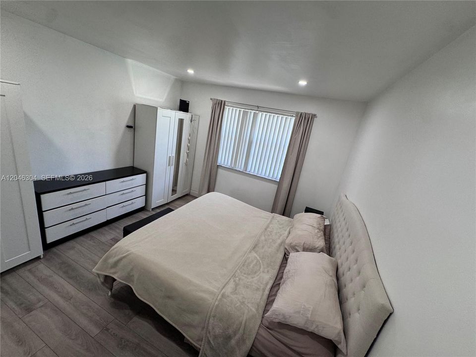 For Sale: $280,000 (1 beds, 1 baths, 620 Square Feet)