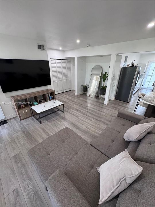 For Sale: $280,000 (1 beds, 1 baths, 620 Square Feet)