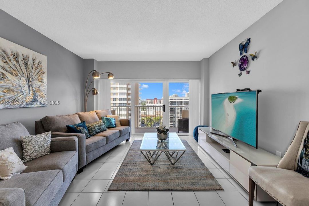 For Sale: $340,000 (1 beds, 1 baths, 798 Square Feet)
