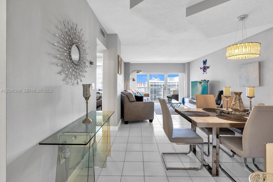 For Sale: $340,000 (1 beds, 1 baths, 798 Square Feet)