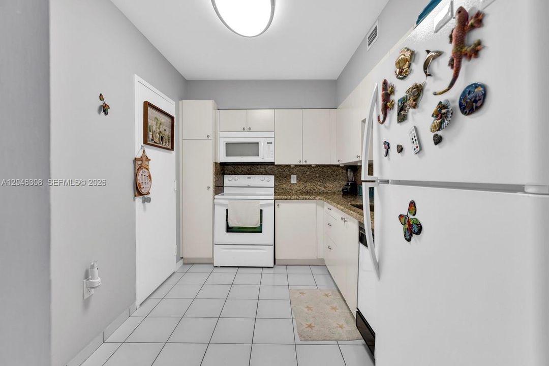 For Sale: $340,000 (1 beds, 1 baths, 798 Square Feet)