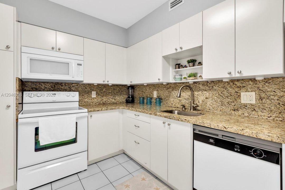 For Sale: $340,000 (1 beds, 1 baths, 798 Square Feet)