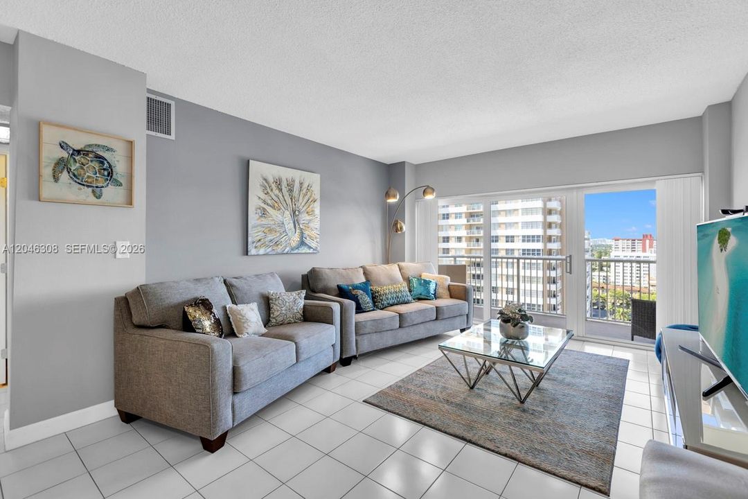 For Sale: $340,000 (1 beds, 1 baths, 798 Square Feet)