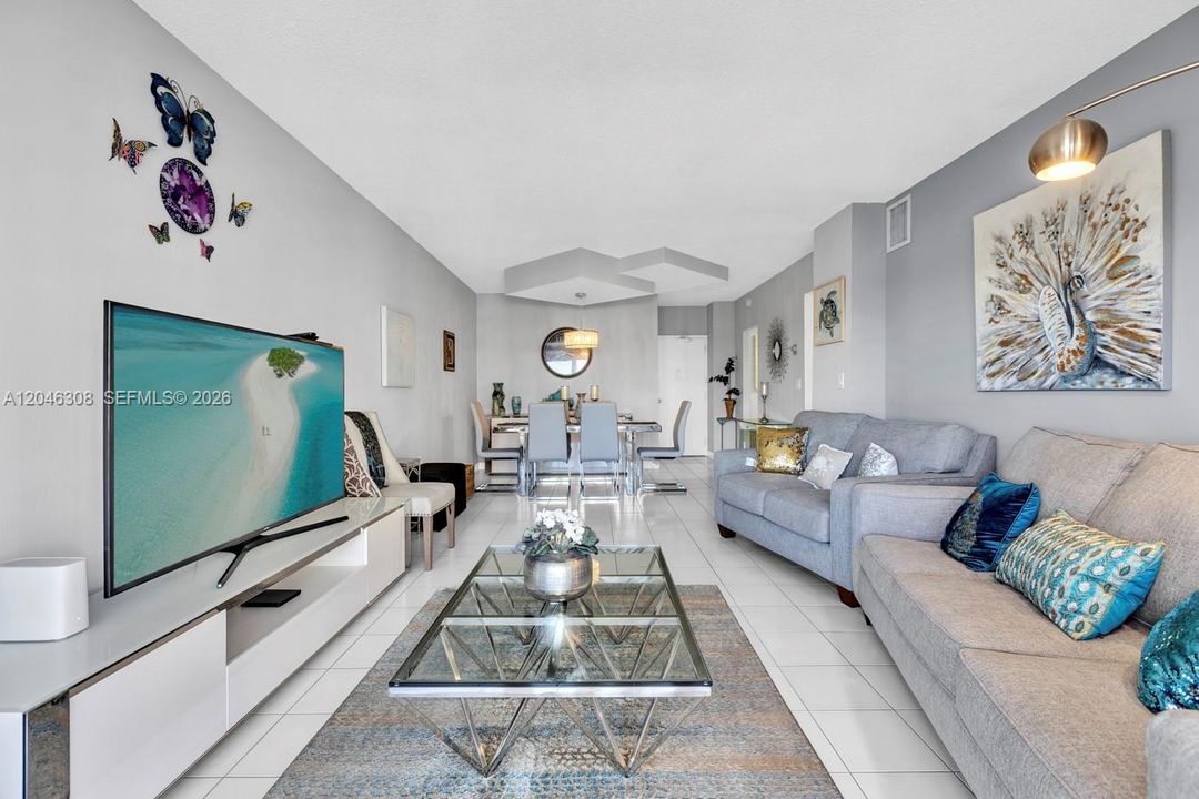 For Sale: $340,000 (1 beds, 1 baths, 798 Square Feet)