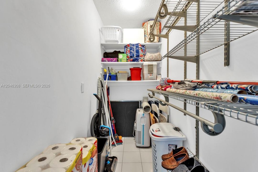 For Sale: $340,000 (1 beds, 1 baths, 798 Square Feet)