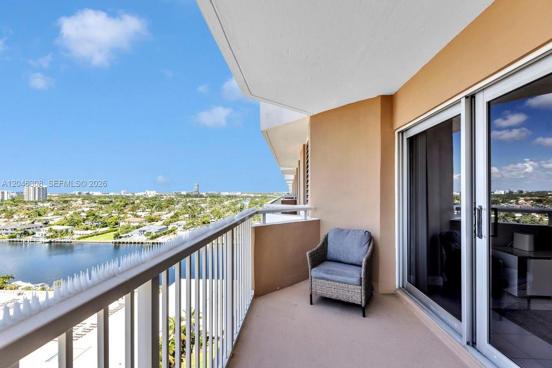 For Sale: $340,000 (1 beds, 1 baths, 798 Square Feet)