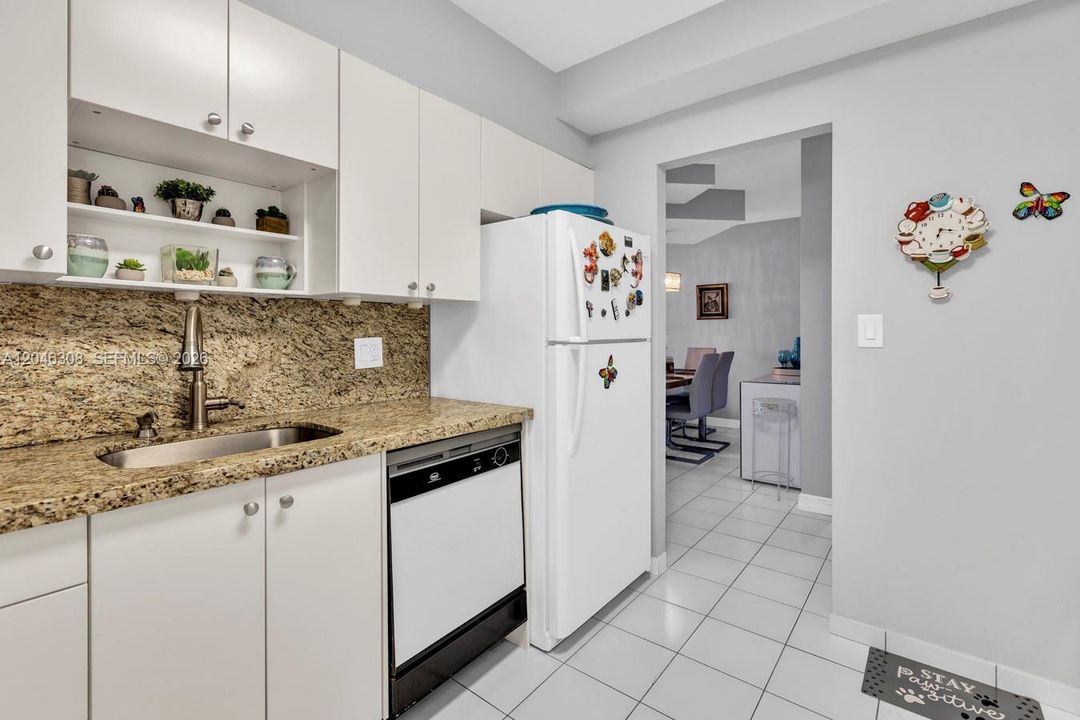 For Sale: $340,000 (1 beds, 1 baths, 798 Square Feet)