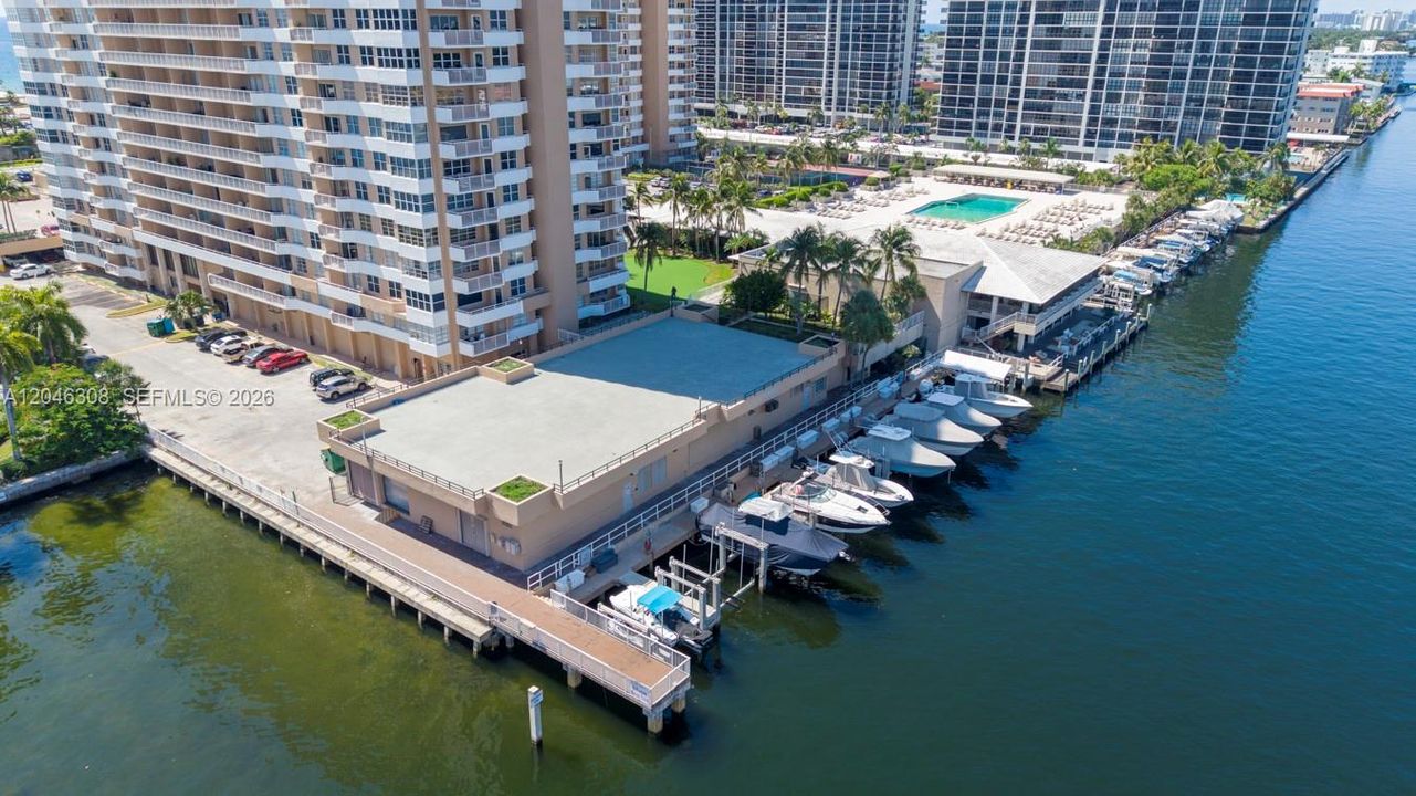 For Sale: $340,000 (1 beds, 1 baths, 798 Square Feet)