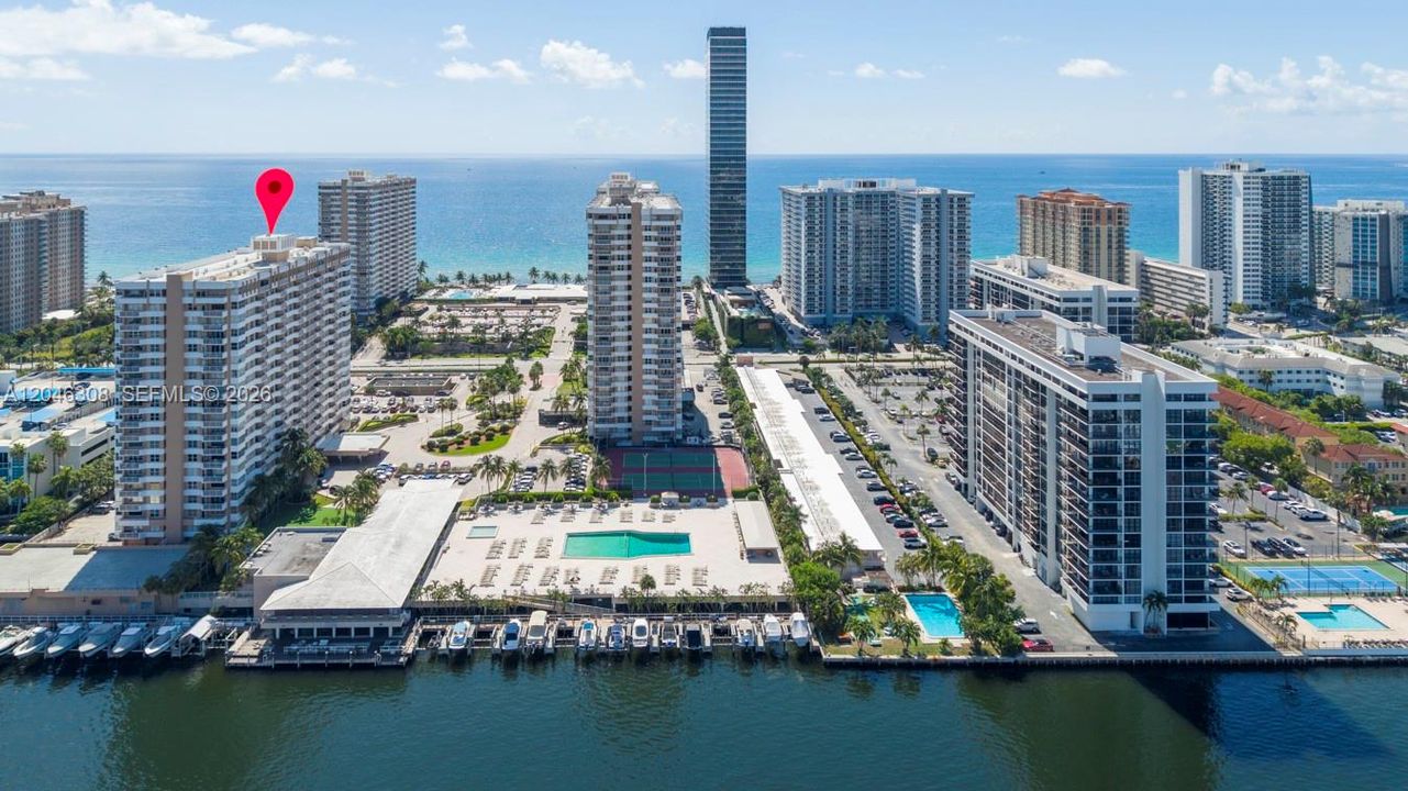 For Sale: $340,000 (1 beds, 1 baths, 798 Square Feet)
