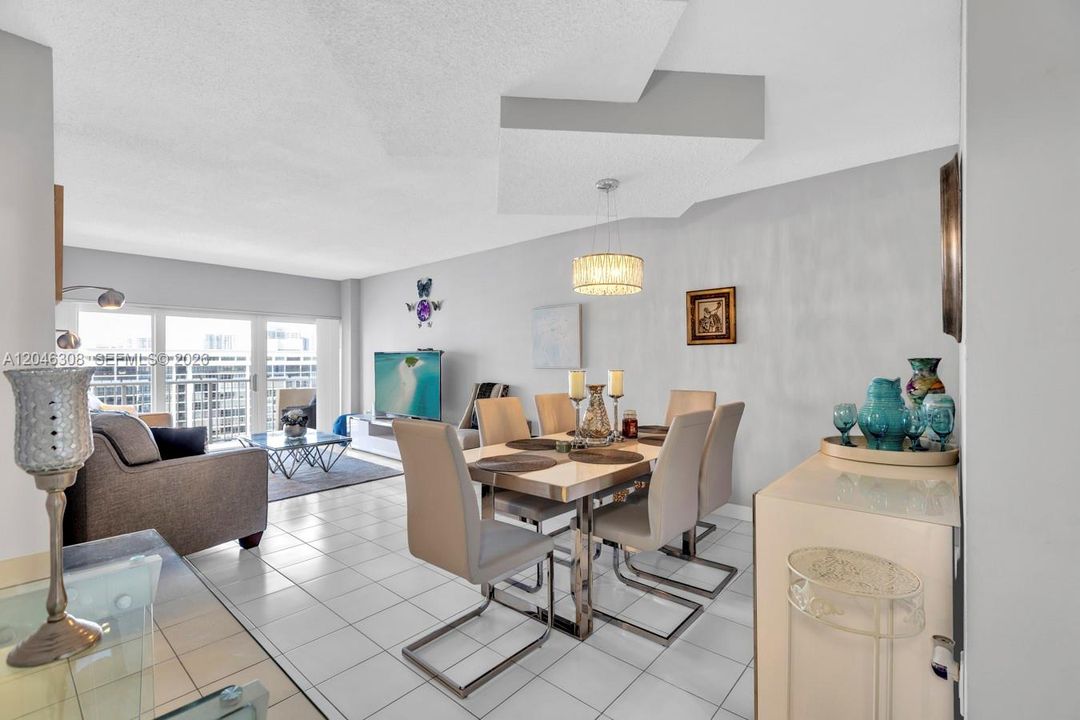 For Sale: $340,000 (1 beds, 1 baths, 798 Square Feet)