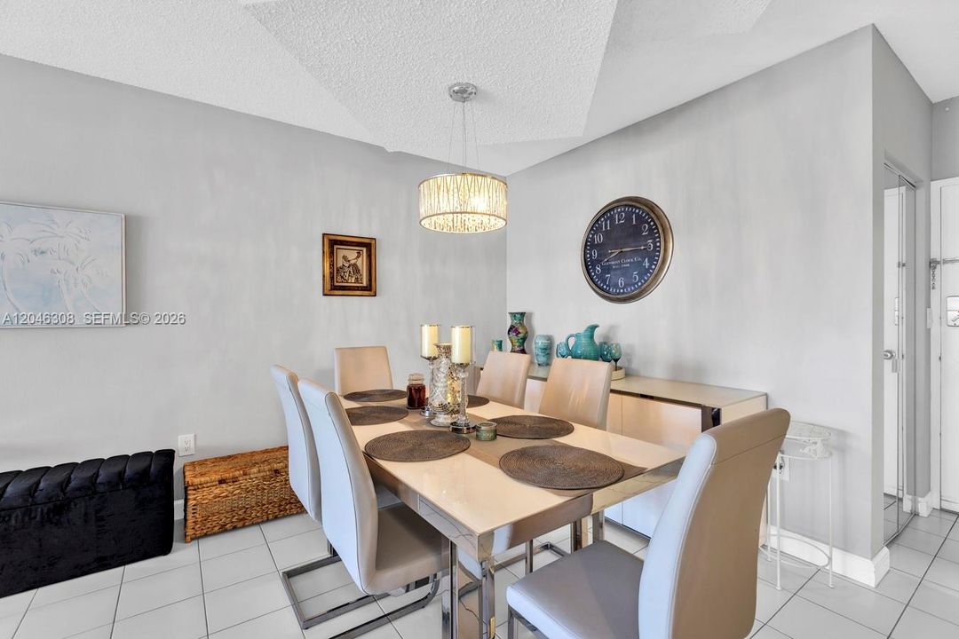 For Sale: $340,000 (1 beds, 1 baths, 798 Square Feet)