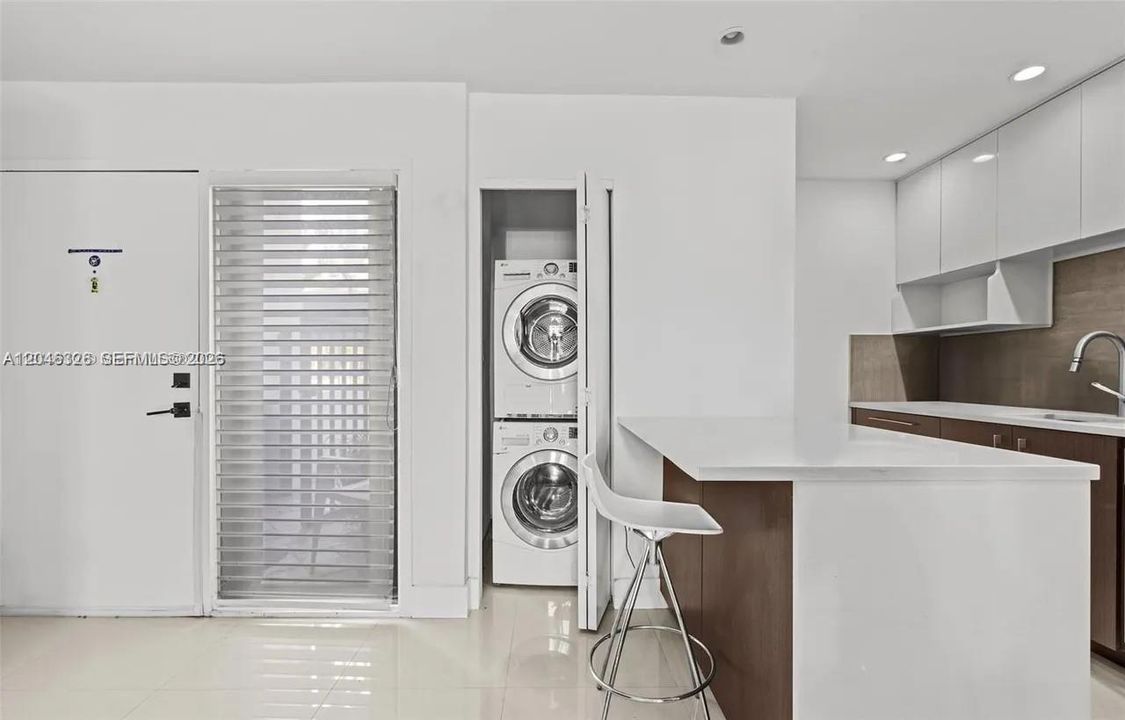 For Sale: $500,000 (1 beds, 1 baths, 534 Square Feet)