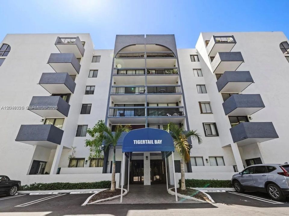 For Sale: $500,000 (1 beds, 1 baths, 534 Square Feet)