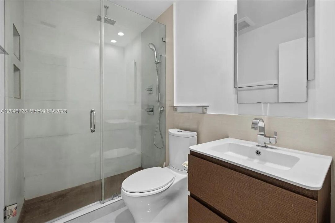 For Sale: $500,000 (1 beds, 1 baths, 534 Square Feet)