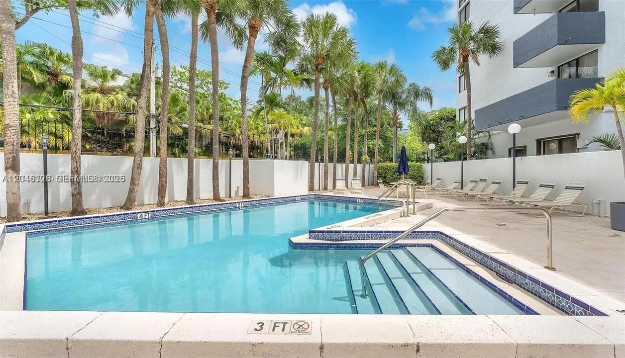 For Sale: $500,000 (1 beds, 1 baths, 534 Square Feet)